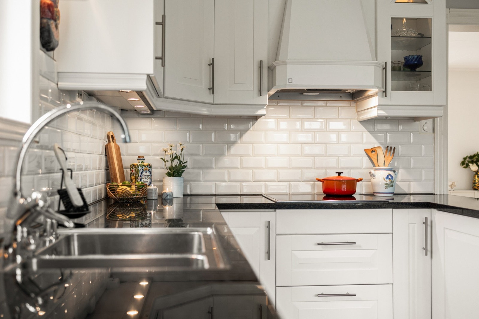 Det er integrert kjøle- og fryseskap, oppvaskmaskin,
komfyr og platetopp med komfyrvakt. Galleribilde