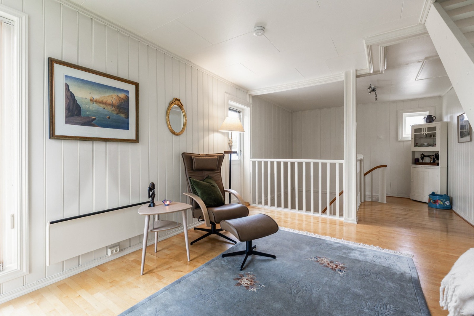 I 2.etasjen finner man tv-stue, 3 soverom, romslig balkong og et bad. Galleribilde