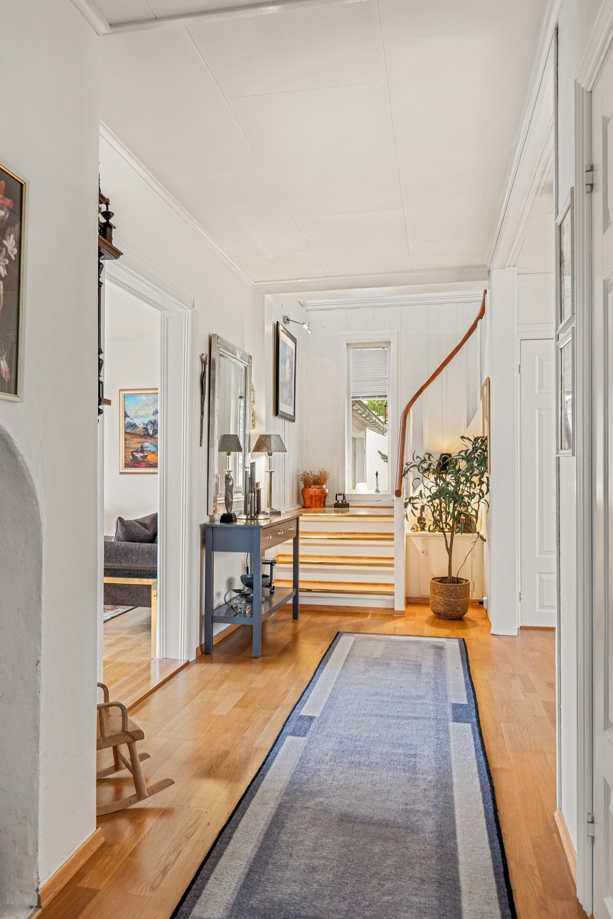 Entréen byr på rikelig med oppbevaringsplass, slik at du enkelt kan holde orden på en praktisk måte. Galleribilde