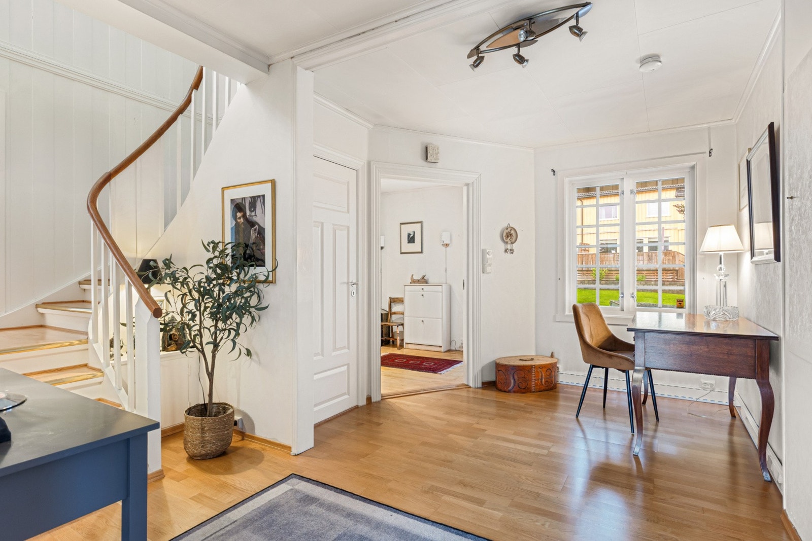 Du ønskes velkommen inn gjennom en lys og innbydende entré som gir umiddelbart hjemmekoselig stemning. Galleribilde