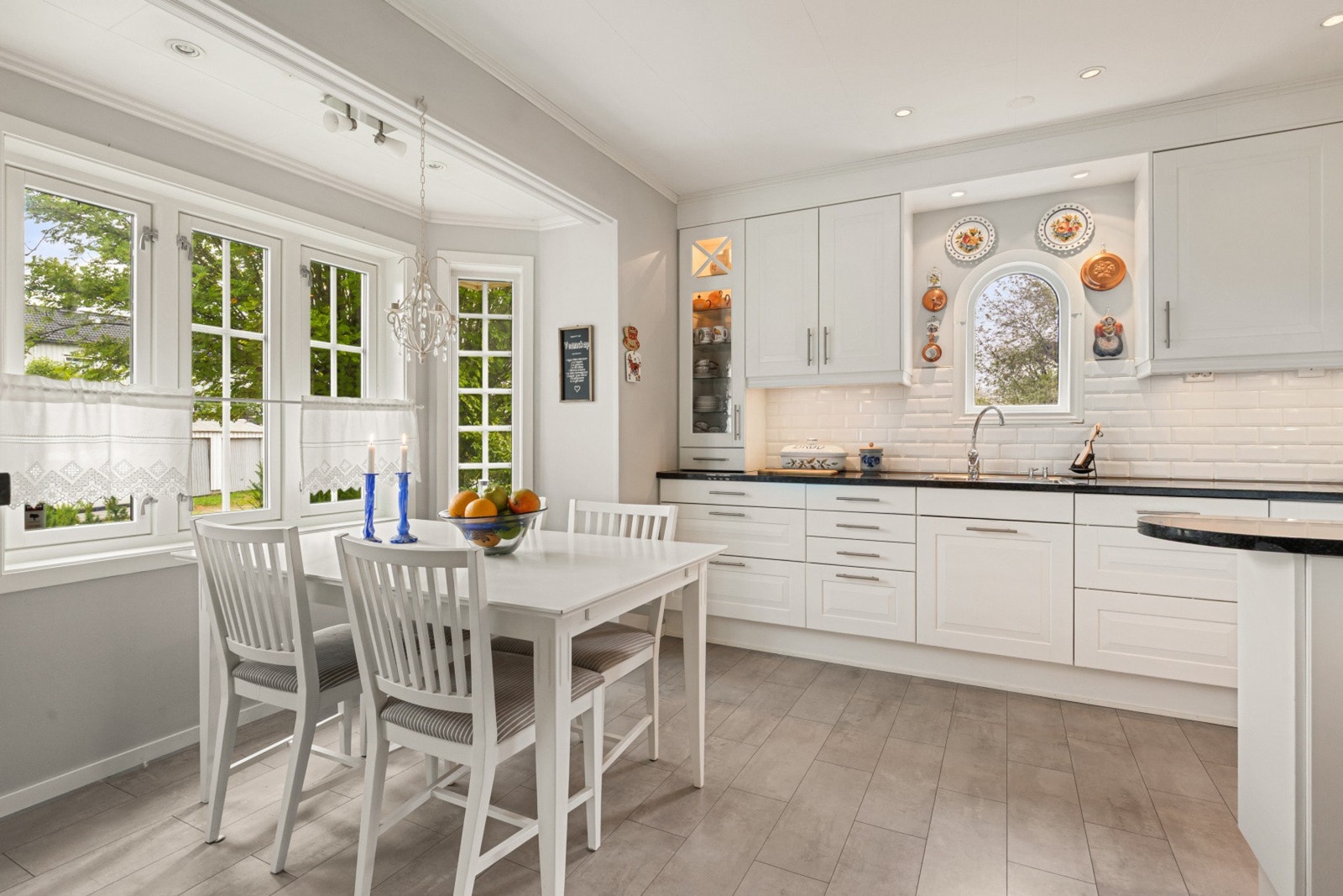 Kjøkkenet er innredet i en praktisk form, og har godt med både skap- og benkeplass. Galleribilde