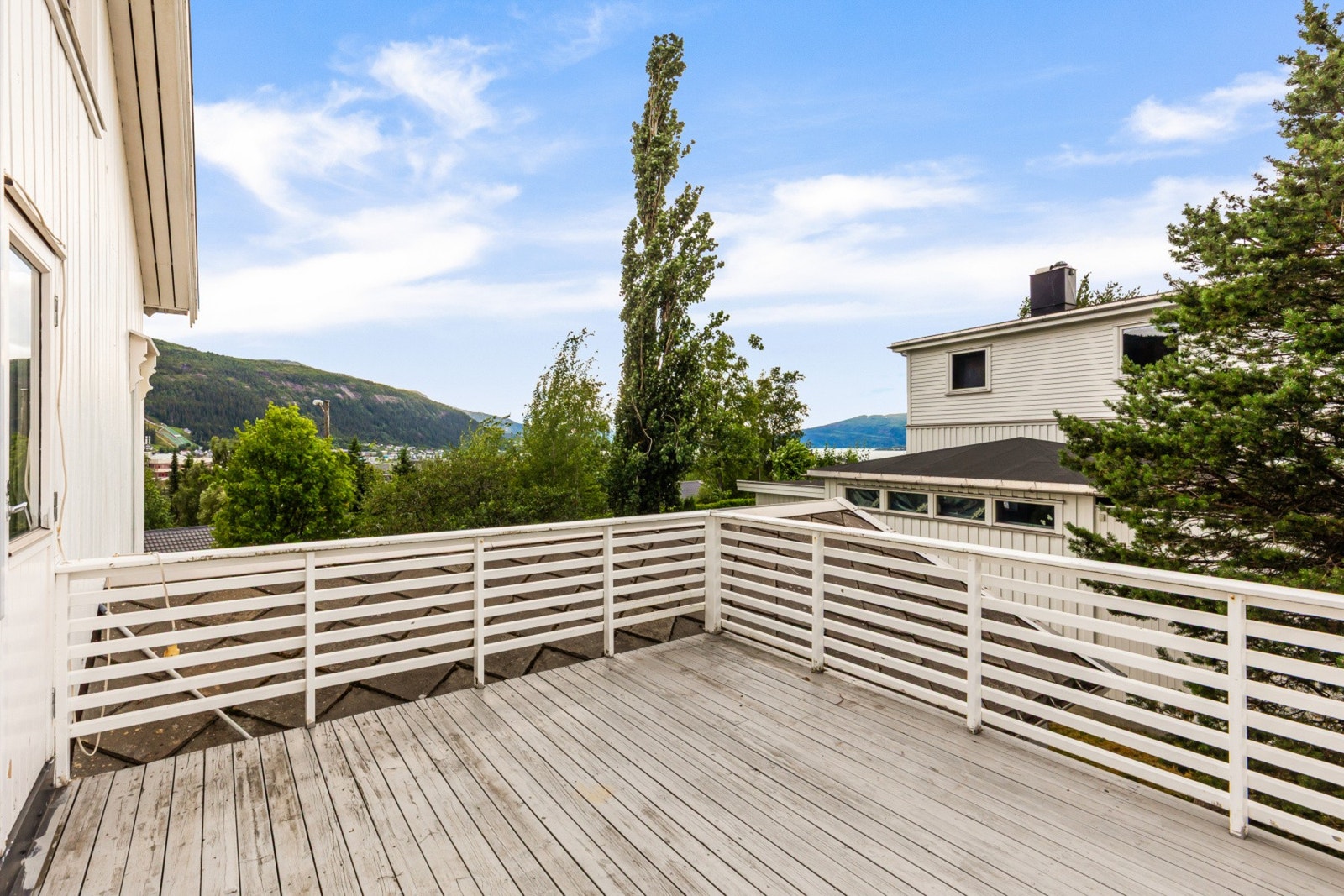 Samle venner og familie for en hyggelig stund. God plass til møblementer og grill. Galleribilde