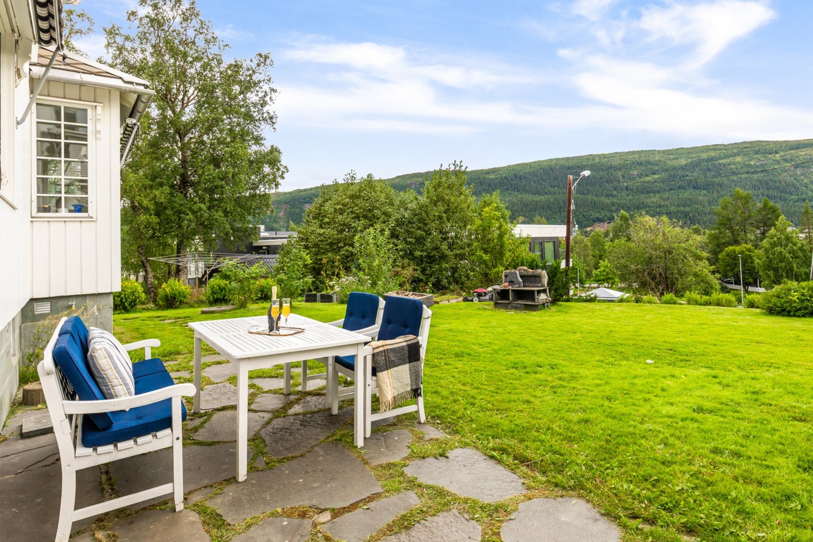 Du bor med andre ord midt i byen, men likevel tilbaketrukket og skjermet, i grønne omgivelser med en atmosfære av ro og klasse. Galleribilde