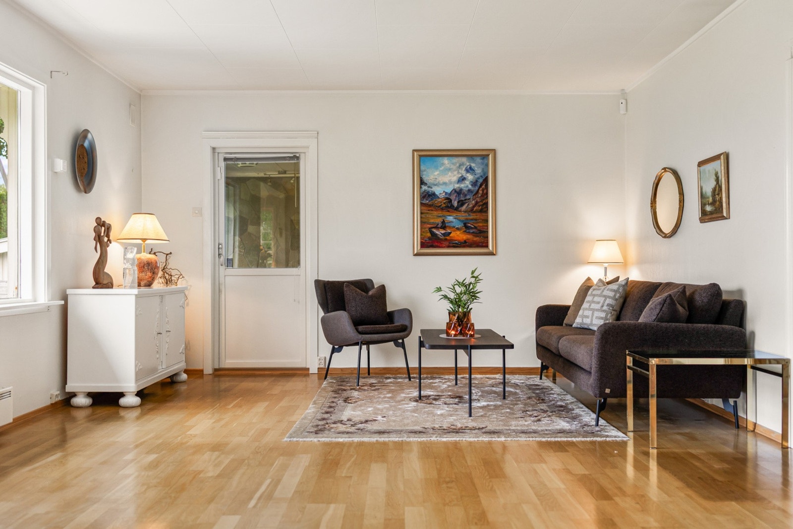 Her får du en solid og gjennomført bolig med gjennomgående standard og en romslig planløsning. Galleribilde