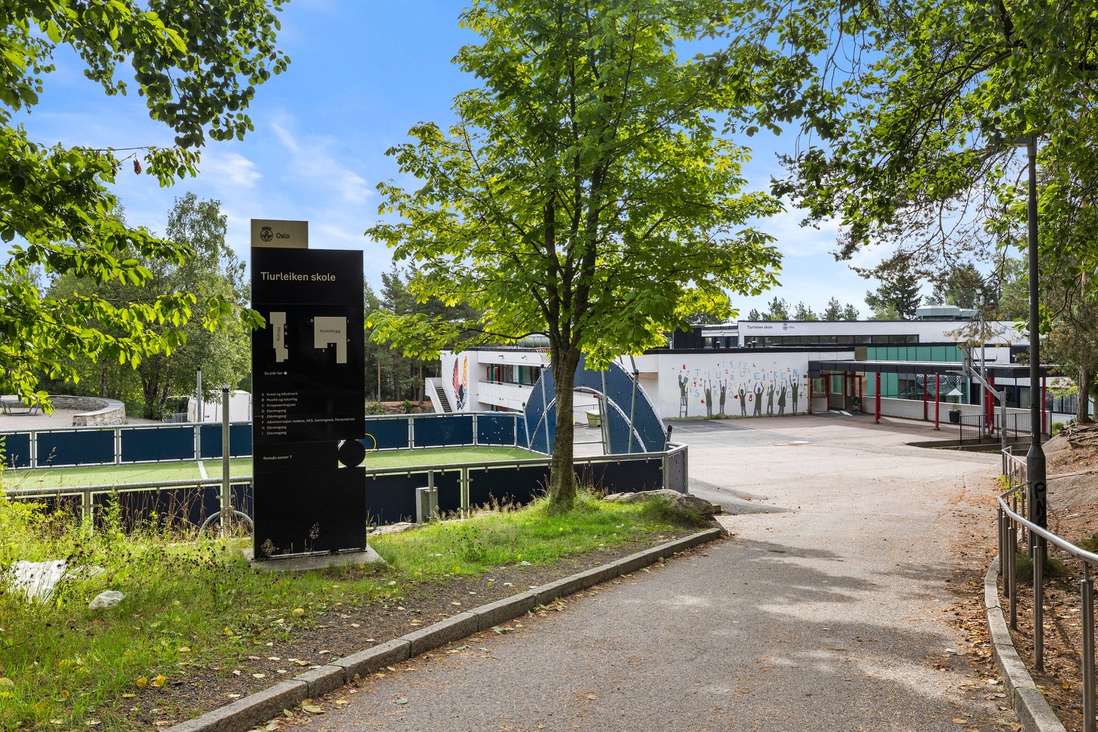 Kort vei til både skole, flerbrukshall og fotballbaner. Galleribilde