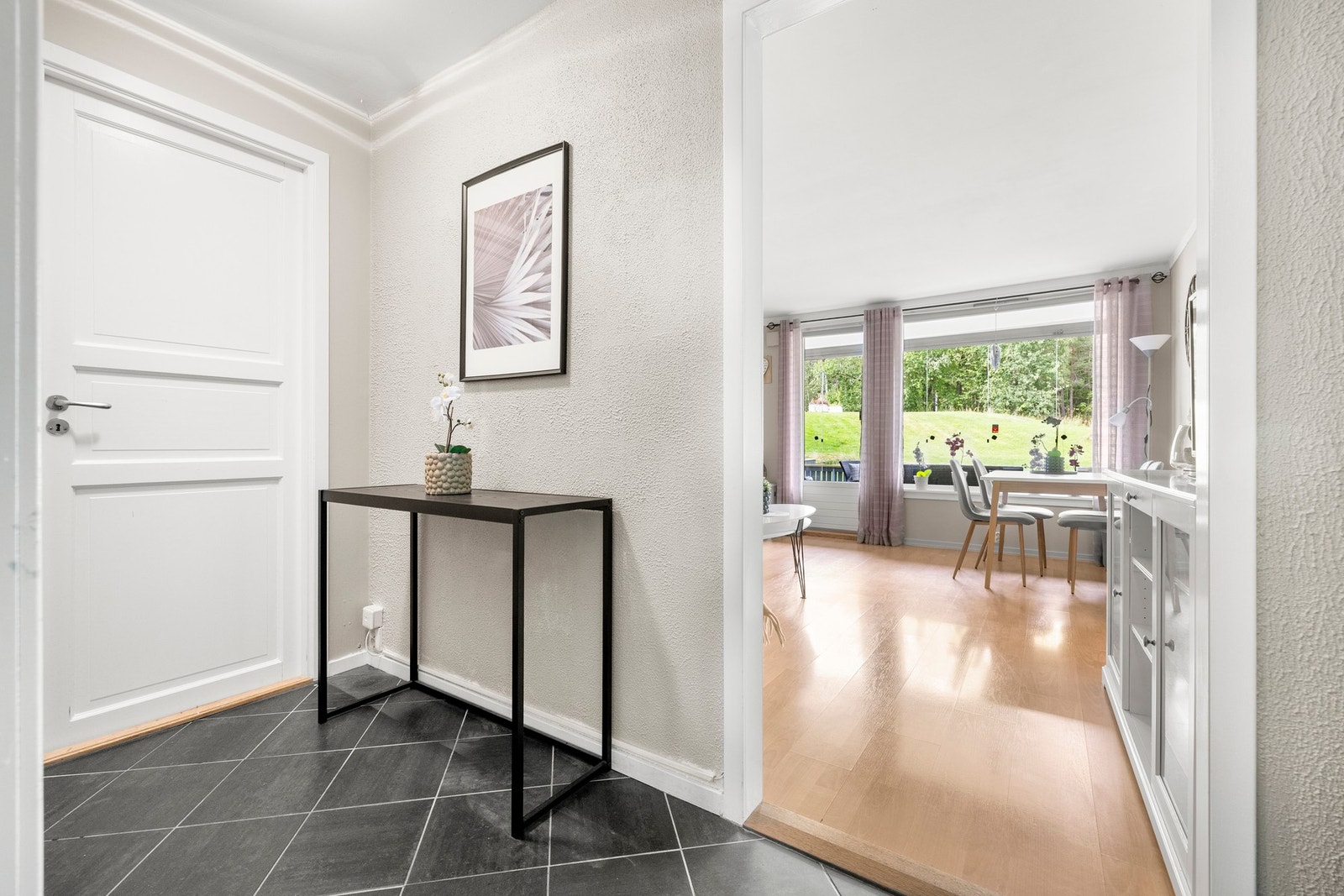 Entréen ønsker deg velkommen med god plass til å henge fra seg yttertøy og sko. Galleribilde