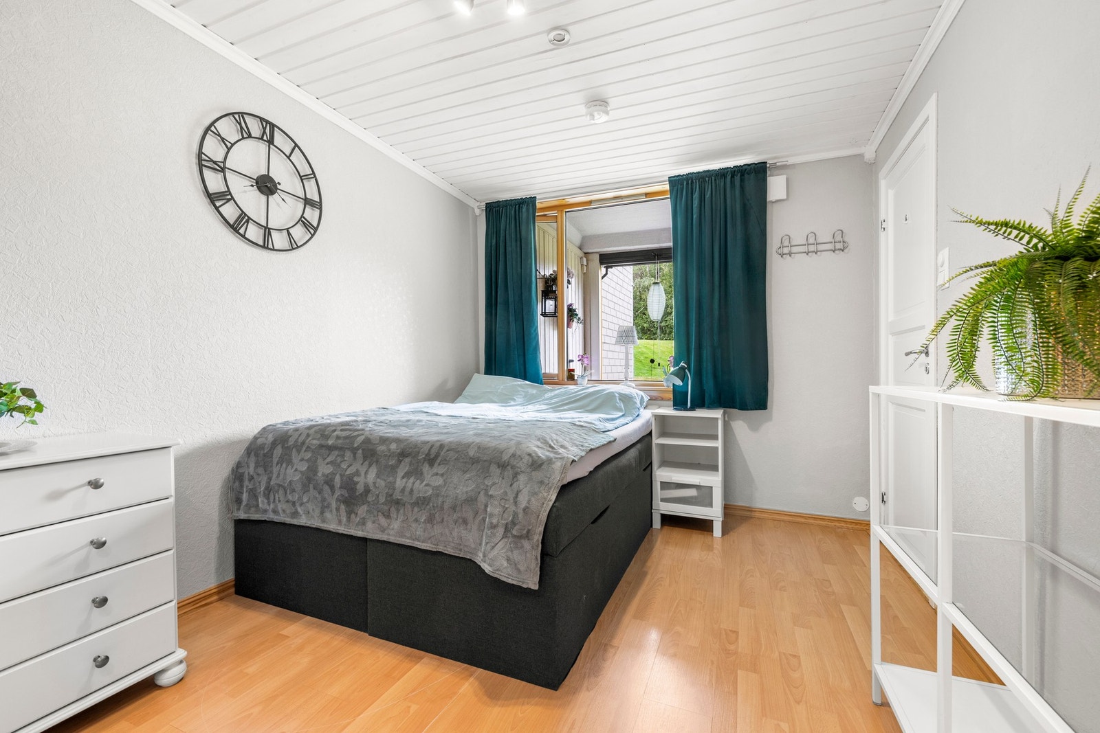 Soverommet har et stort vindu som slipper inn rikelig med dagslys. Galleribilde