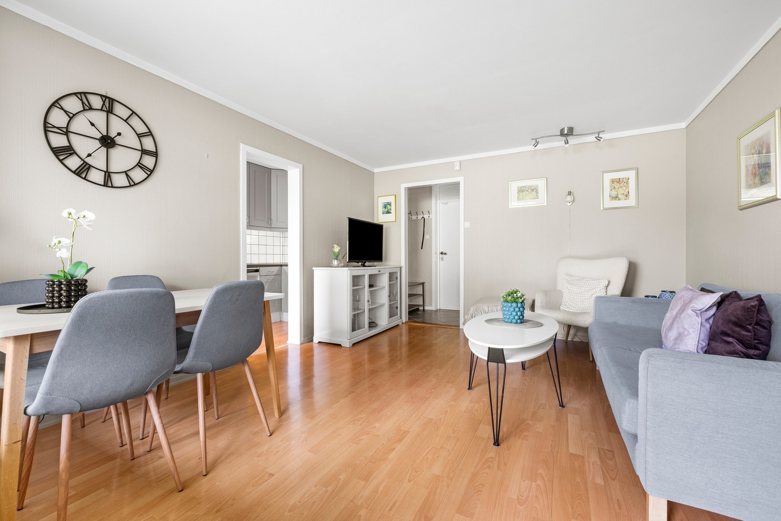 Stuen byr på god plass til både sofa- og spisegruppe, og gir et luftig inntrykk med lyse vegger. Galleribilde