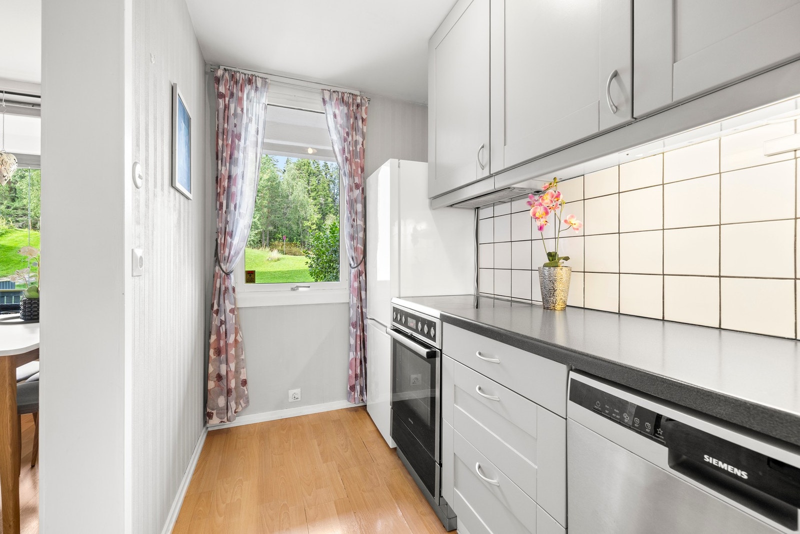 Kjøkkenet er utstyrt med profilerte fronter fra IKEA med vindu ut mot grøntområdet. Galleribilde