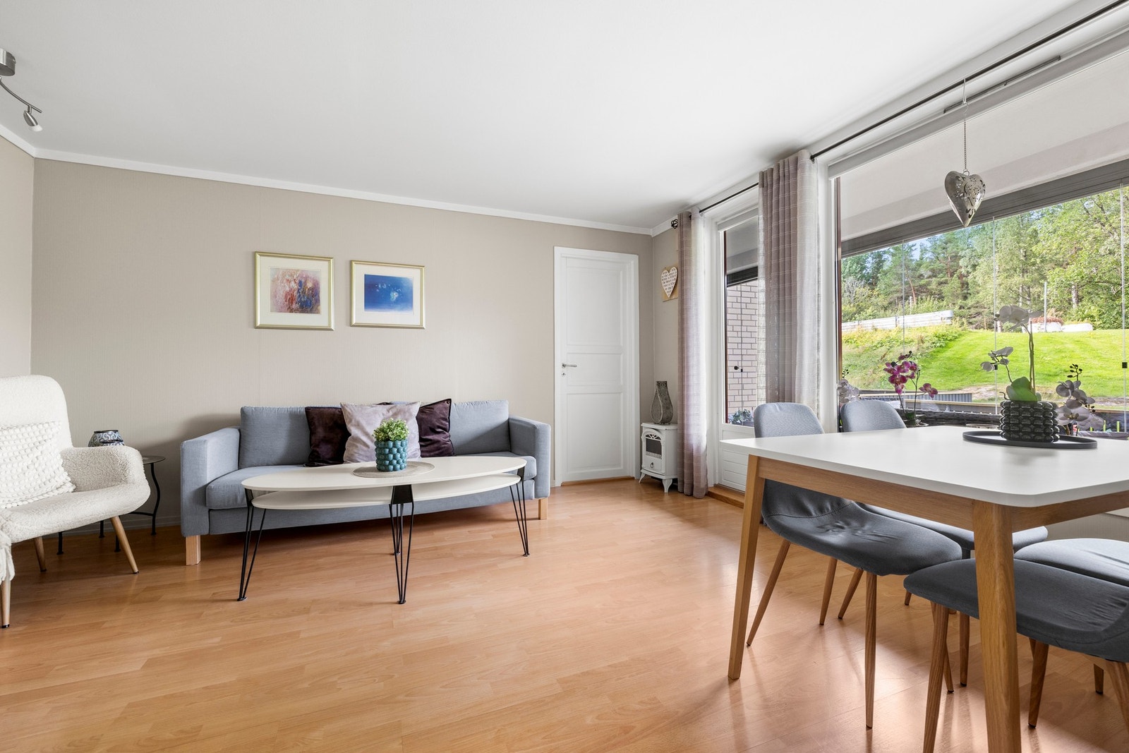 Stuen har direkte adkomst til boligens soverom og innglasset terrasse. Galleribilde