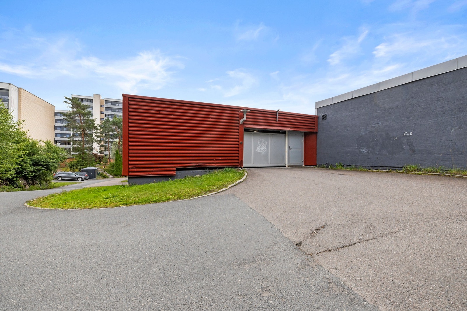 Inngang til felles garasjeanlegg. Galleribilde