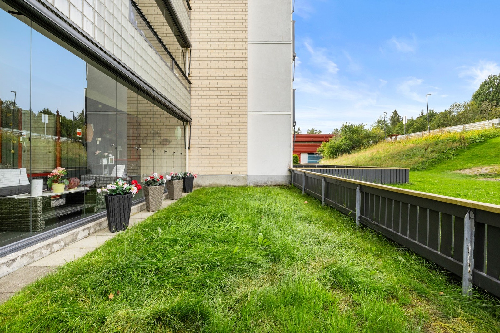 Egen gressplen gir deg mulighet for blomsterbed, lek eller bare en ekstra uteplass. Galleribilde