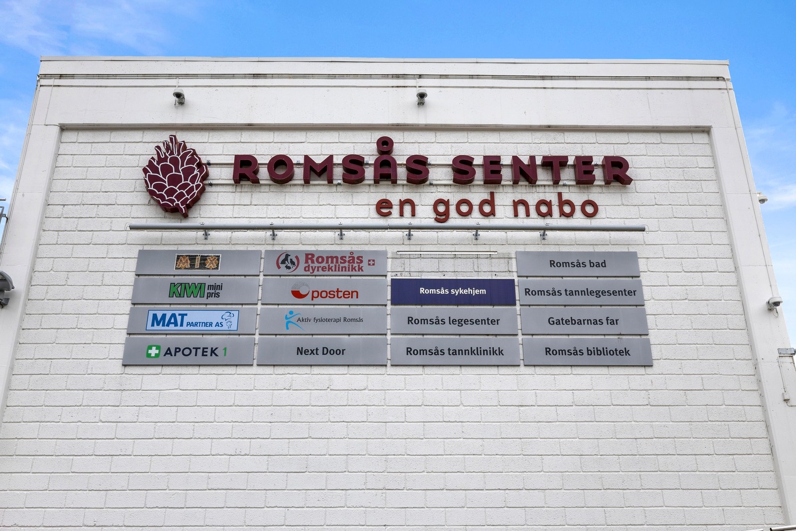 Romsås senter ligger like ved og tilbyr dagligvare, apotek og en rekke servicetilbud. Galleribilde
