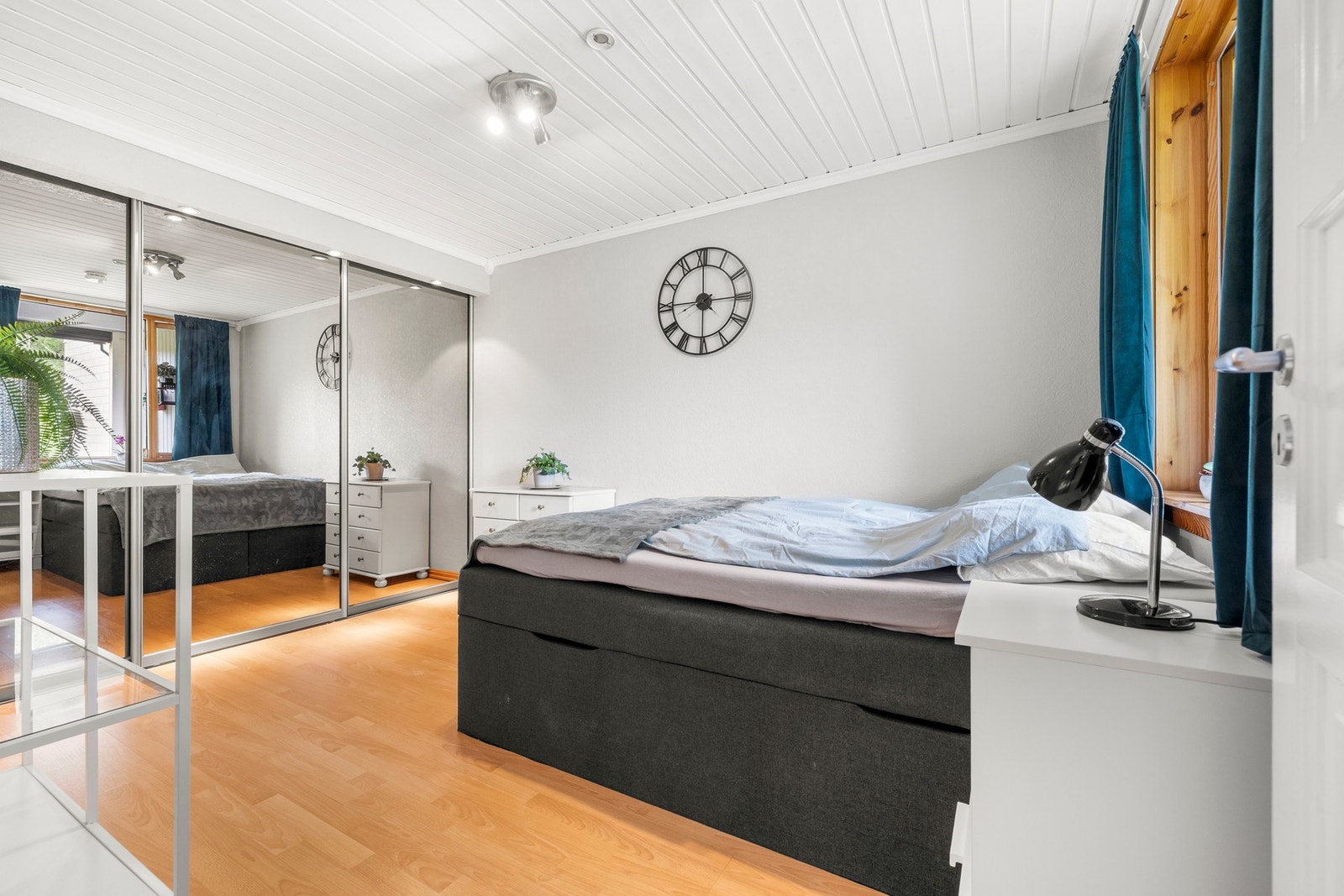 Soverommet har god plass til dobbeltseng og byr på rikelig lagringsplass i skyvedørsgarderoben. Galleribilde