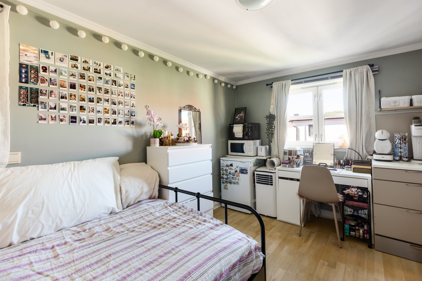 Hybeldel/gjestefløy med bad, stue/soverom med minikjøkken og egen inngang med mulighet for utleie Galleribilde