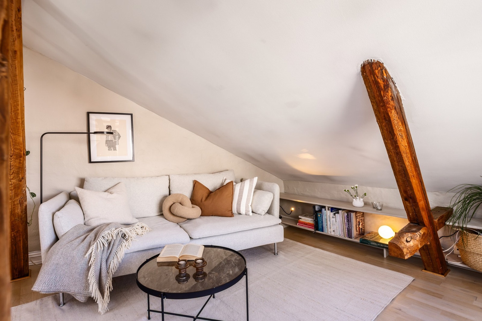 Det er flere hyggelige soner i stuen. Galleribilde