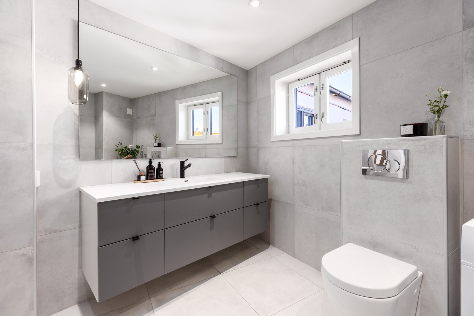 Delikat, flislagt baderom. Armatur og dusj er fra Tapwell. Innredningen er fra kvalitetsmerke HTH. Galleribilde