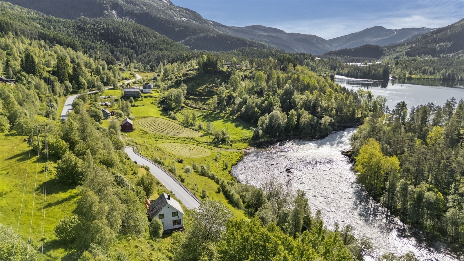- Boligen har en fin beliggenhet ved Viksdalsvegen med fantastisk utsikt over Fossfossen - Galleribilde