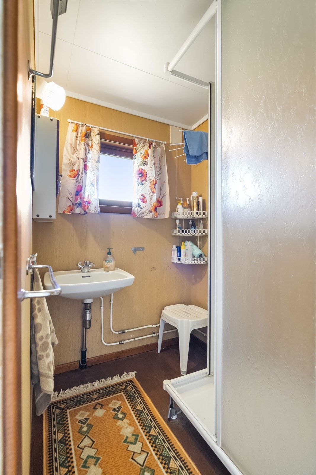- Rommet er innredet med servant, overskap, speil, lysarmatur, dusjkabinett og toalett - Galleribilde