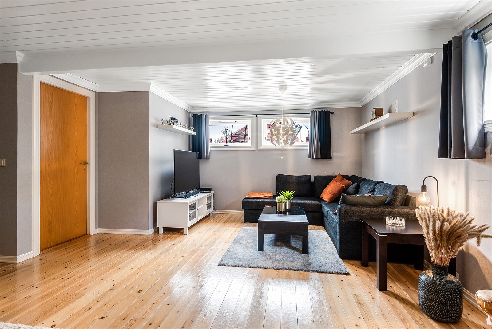 Stor og pen kjellerstue som ble innredet i ca 2002 (ikke omsøkt/godkjent) Galleribilde