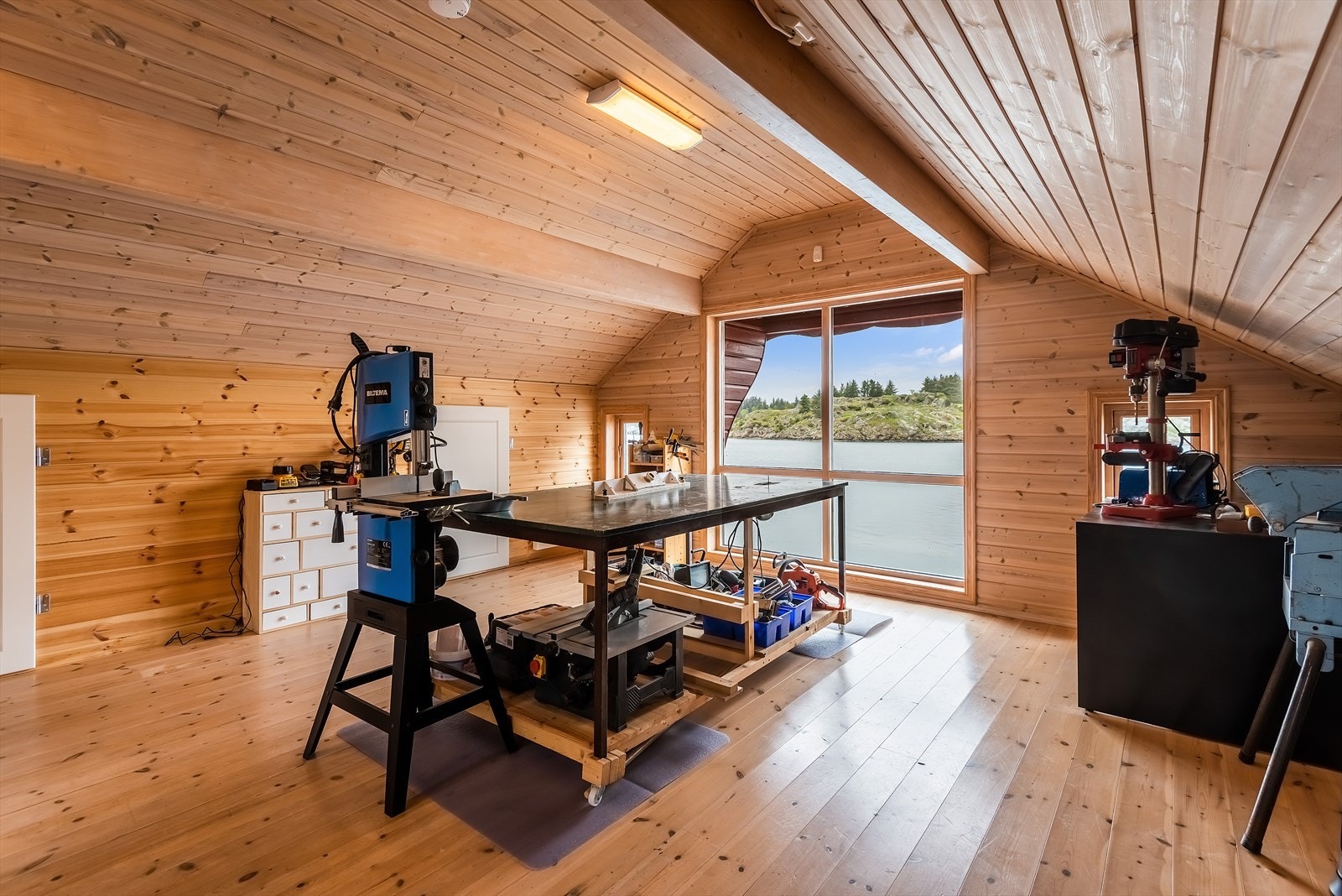 Fullisolert og innredet loft på naustet Galleribilde