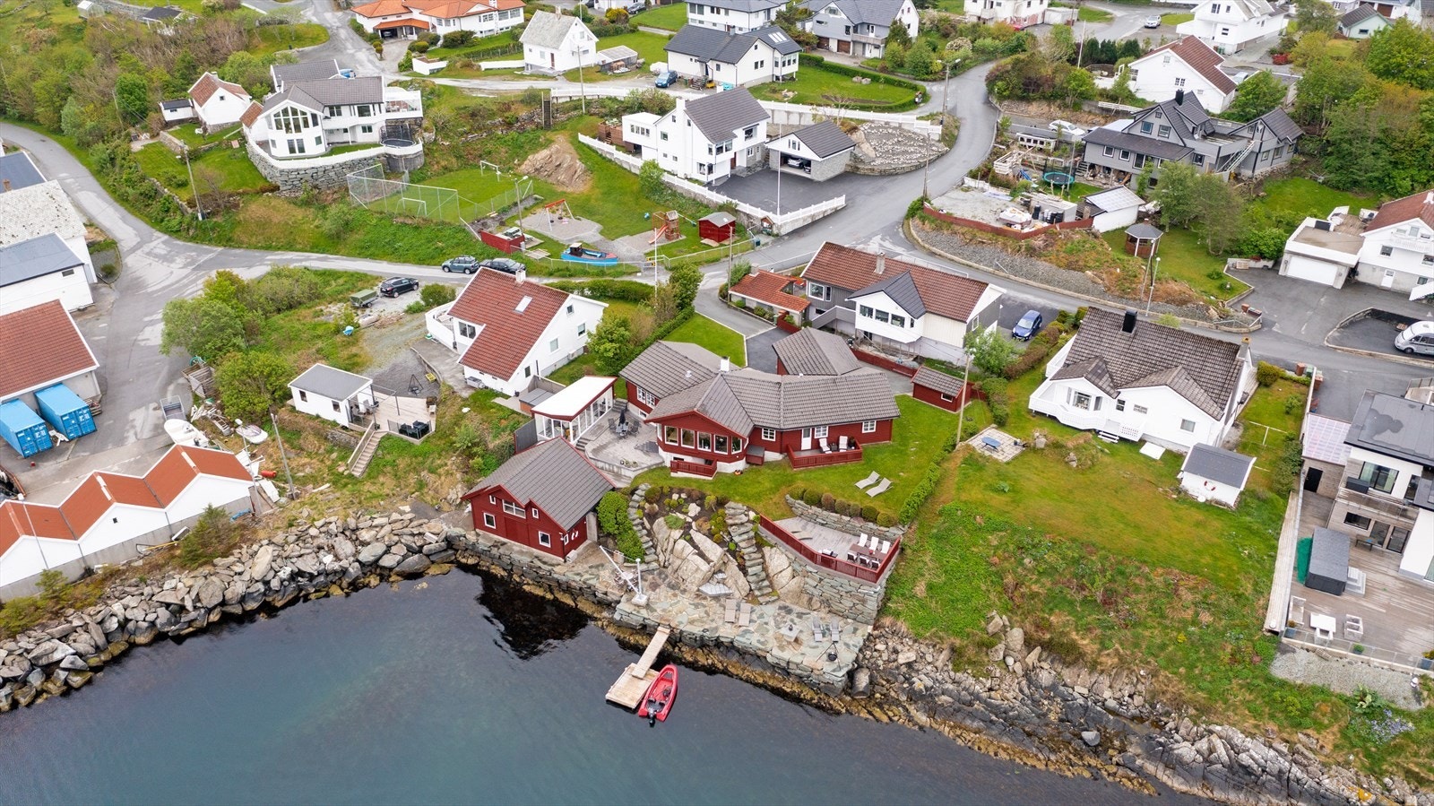 Boligen ble ferdigstilt i 1990 og holder generelt god standard Galleribilde