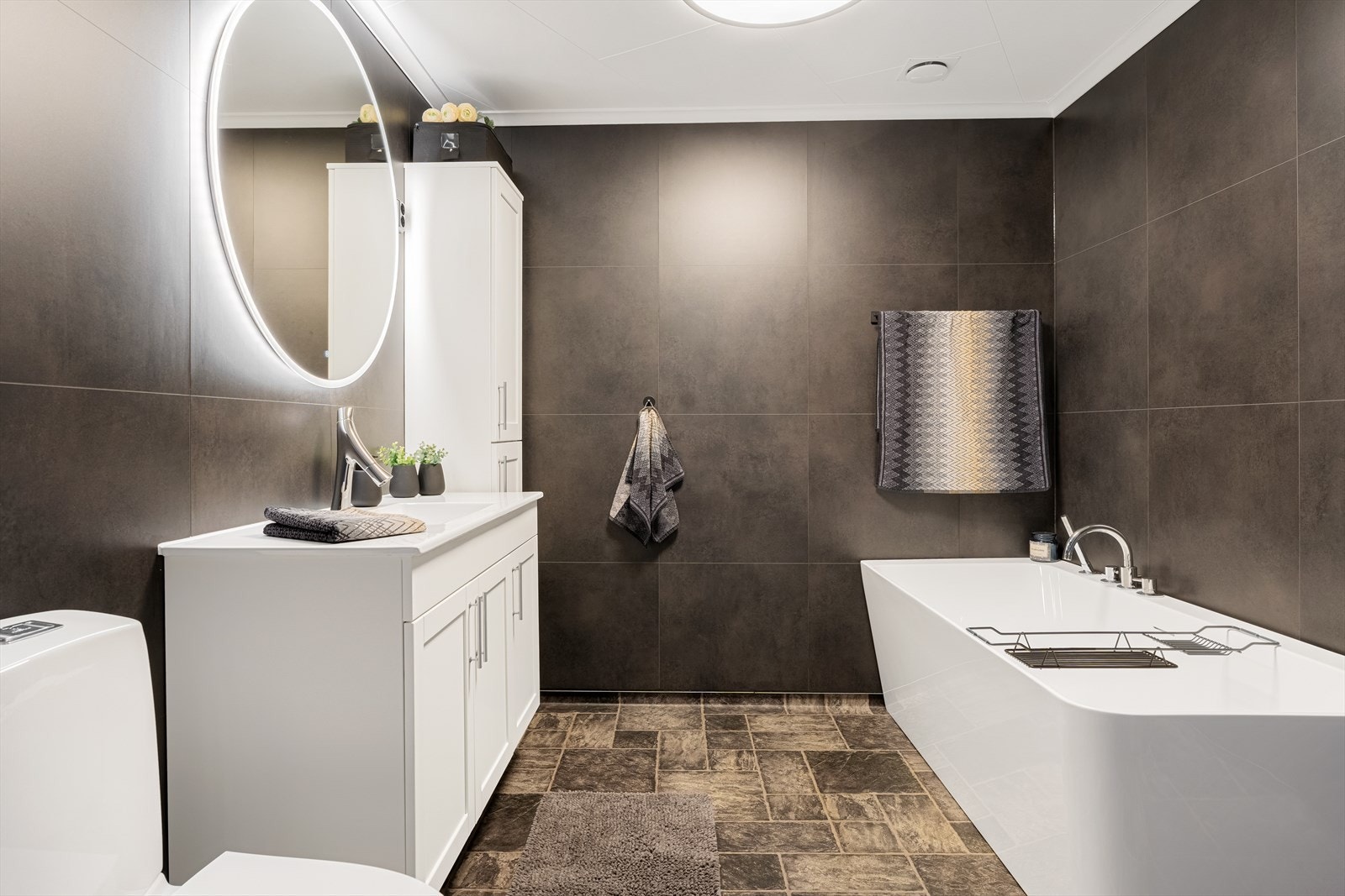 Flott bad som er modernisert i 2024 med nye våtromsplater på vegger og nytt badekar Galleribilde