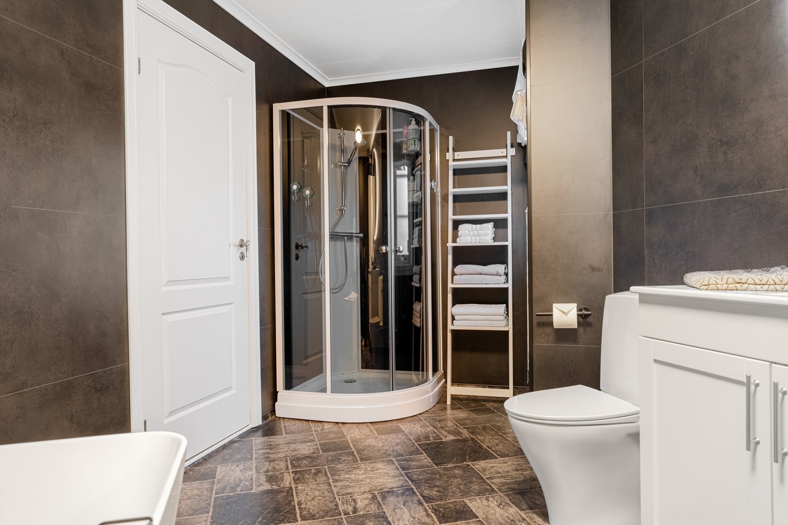 Badet har belegg på gulv fra 2007 og toalett fra 2019 Galleribilde