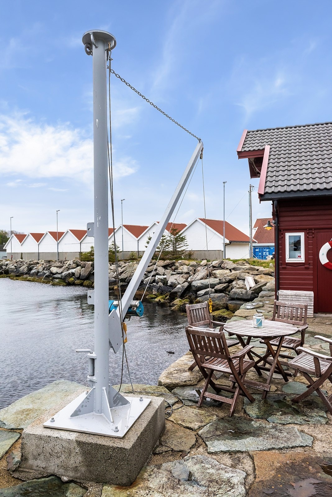 Meget praktisk med egen båtkran Galleribilde