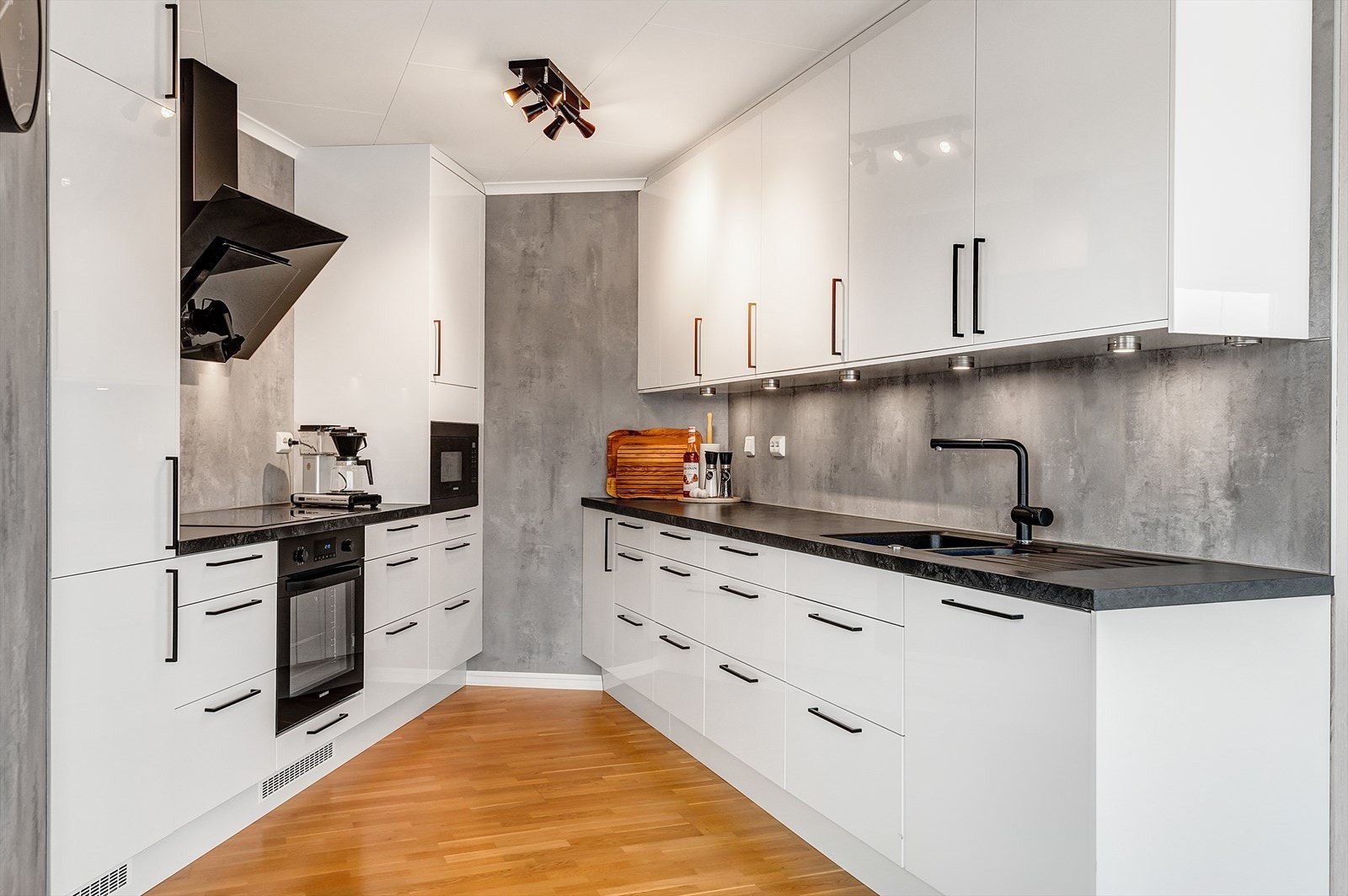 Lekkert Epoq-kjøkken fra 2020 med god skap- og benkeplass Galleribilde