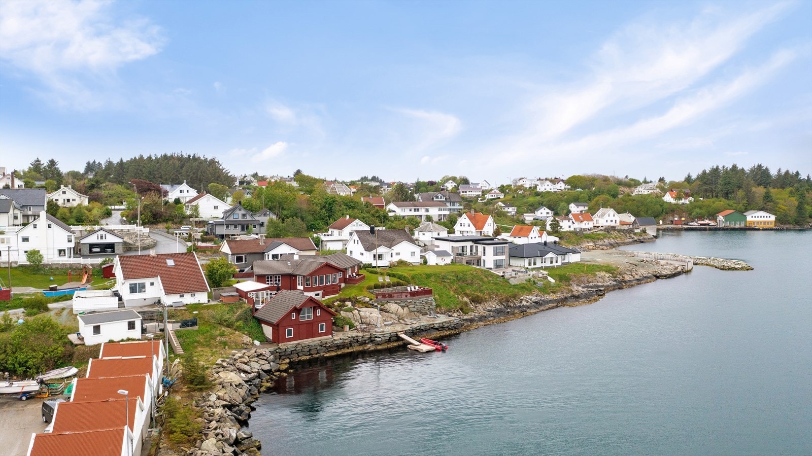 Eiendommen har en stor og nydelig opparbeidet tomt på hele 1123 kvm Galleribilde