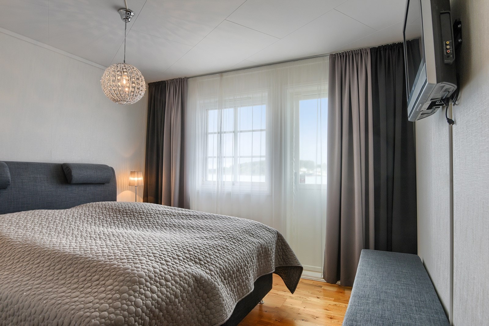 Tiltalende hovedsoverom med god plass til dobbeltseng og tilhørende nattbord Galleribilde