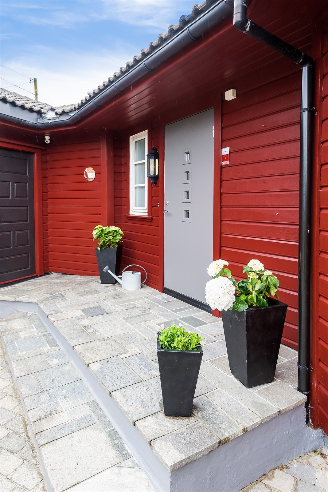 Flott, steinbelagt inngangsparti Galleribilde