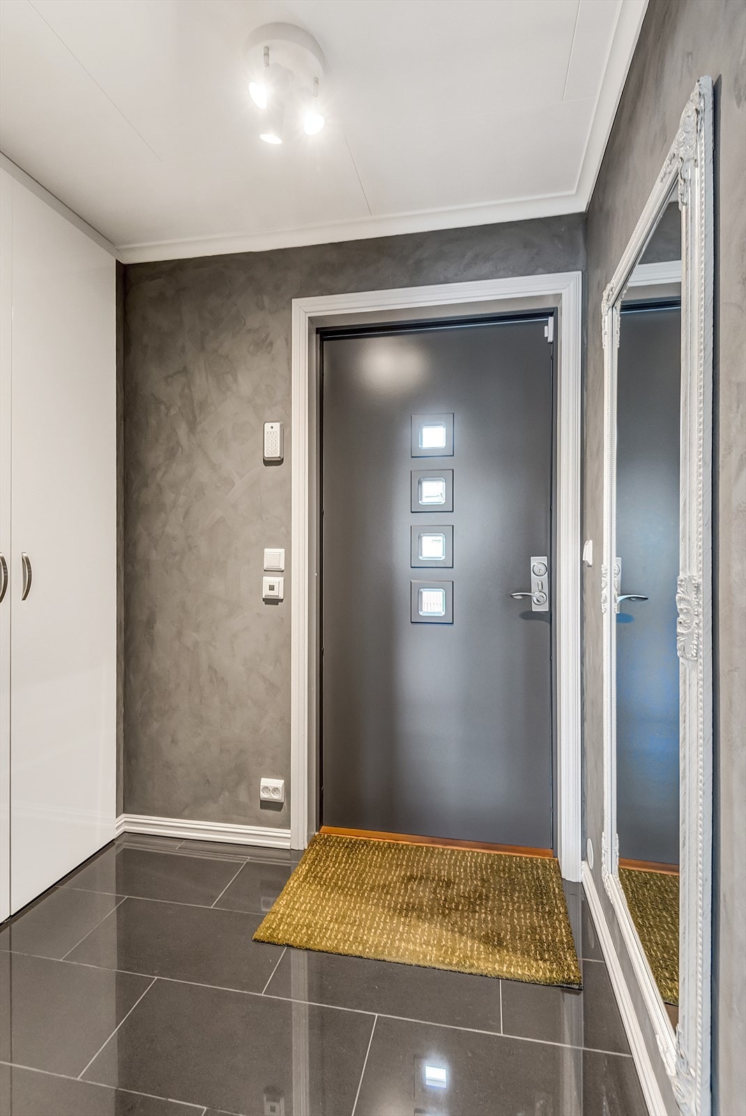 Entré med nye varmekabler, nye fliser på gulv, malte vegger og ny garderobe i 2020 Galleribilde