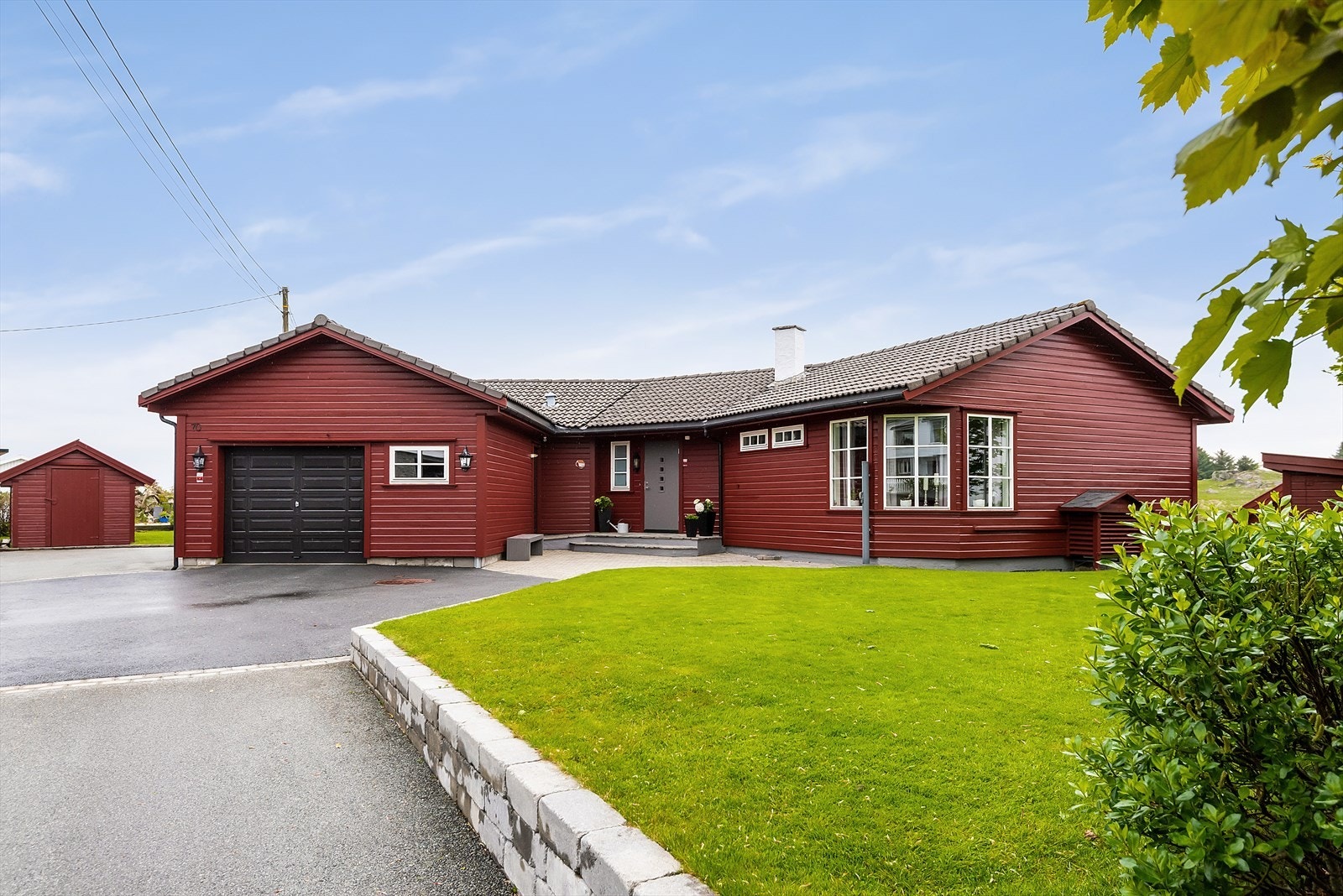 Gode parkeringsmuligheter i garasje og i asfaltert gårdsrom Galleribilde