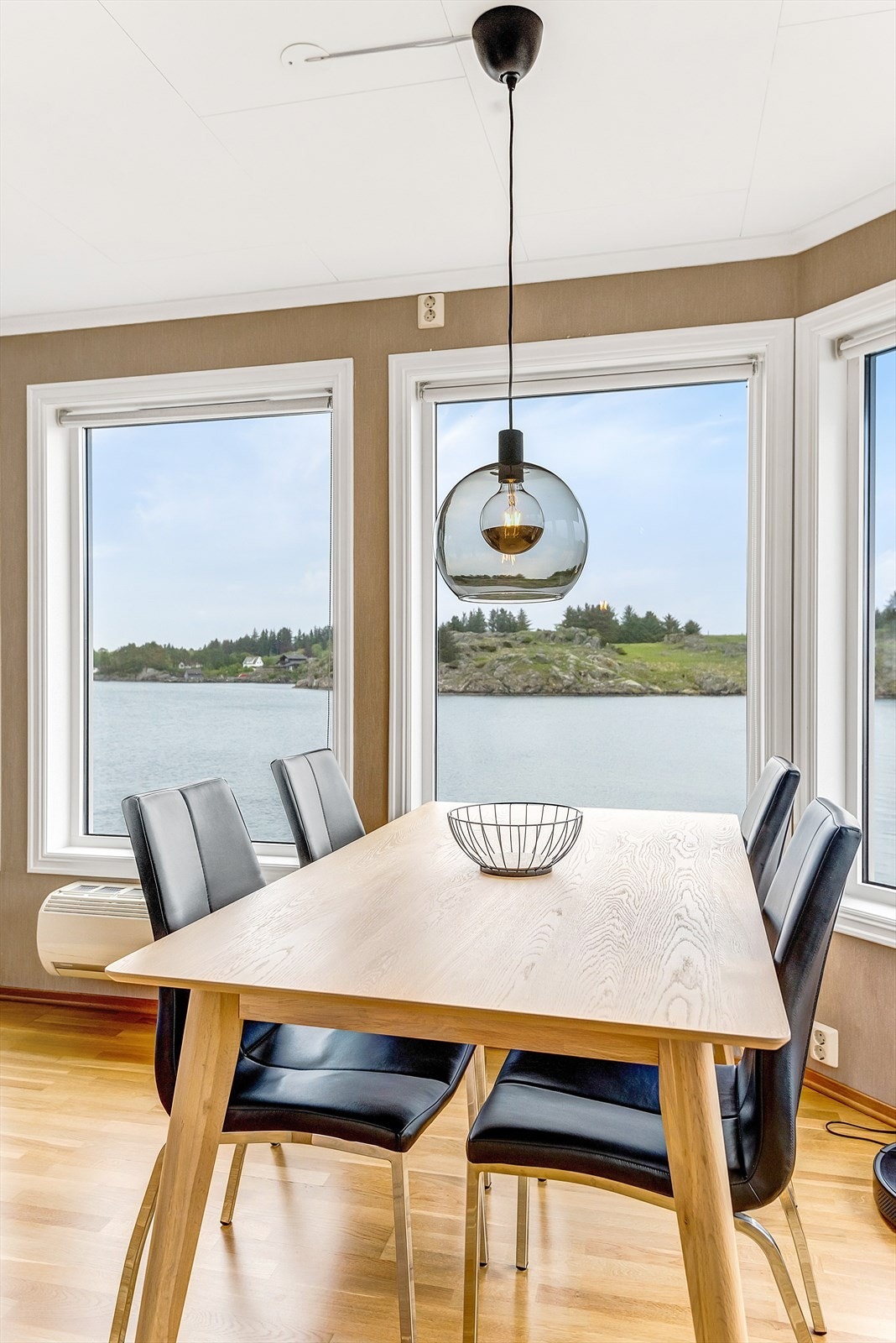 God plass til stort spisebord ved vinduet Galleribilde