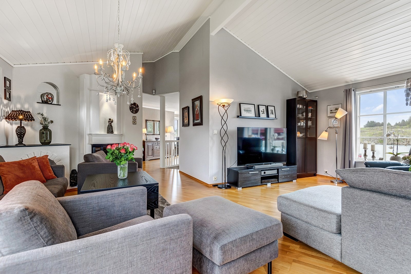 Romslig og flott stue som ble pusset opp i ca 2015 Galleribilde