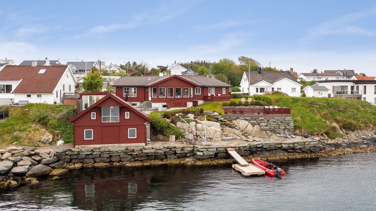 Stort naust over to plan med fullisolert og innredet loft fra 2004 (61 kvm) Galleribilde