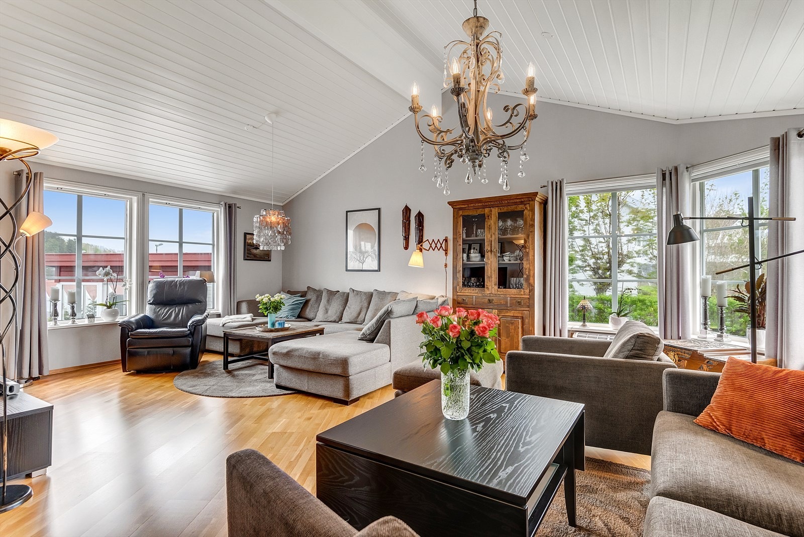 Store vinduer slipper inn masse naturlig lys Galleribilde