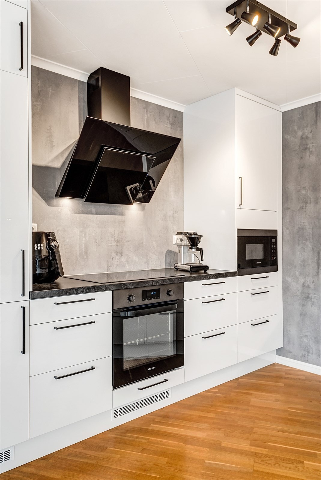 Kjøkkenet har integrert mikro, stekeovn, platetopp, oppvaskmaskin og kjøleskap/frys for et helhetlig og moderne uttrykk Galleribilde