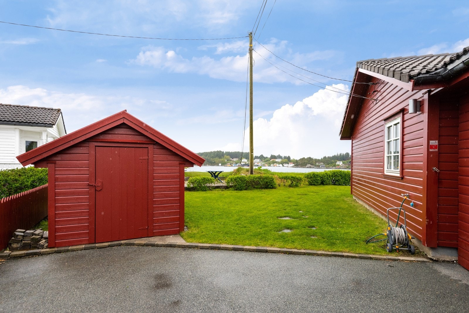 Romslig utvendig bod med masse lagringsplass Galleribilde