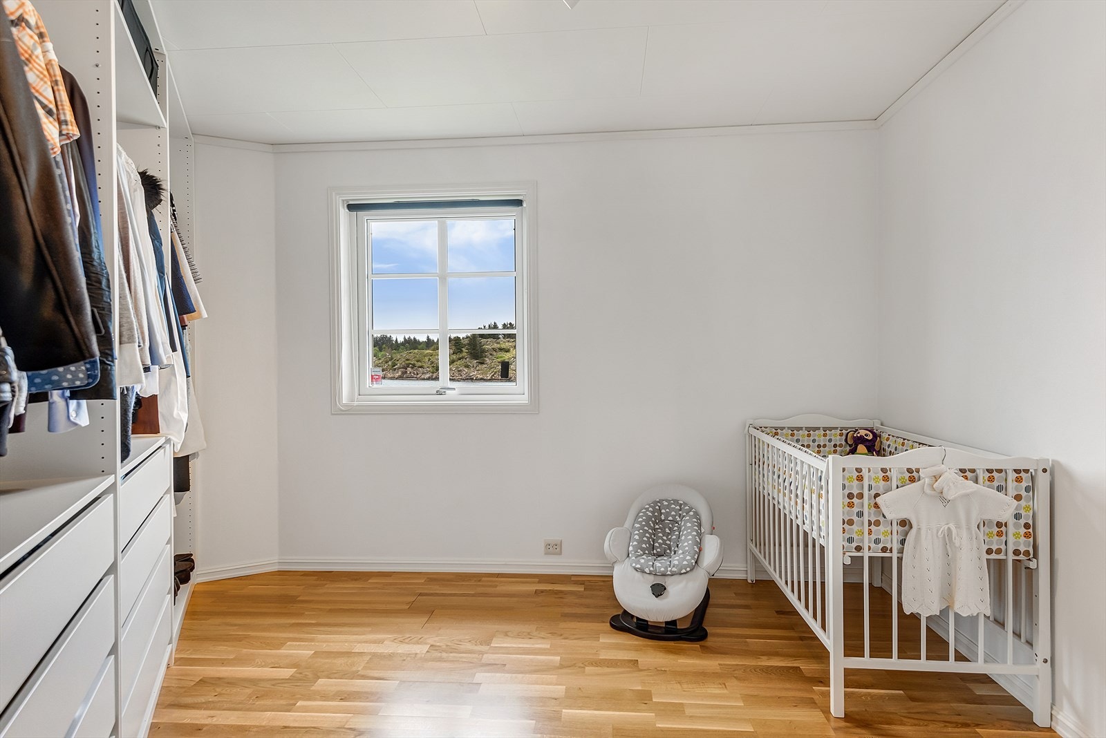 Lyst og pent soverom med stor garderobe med masse oppbevaring Galleribilde