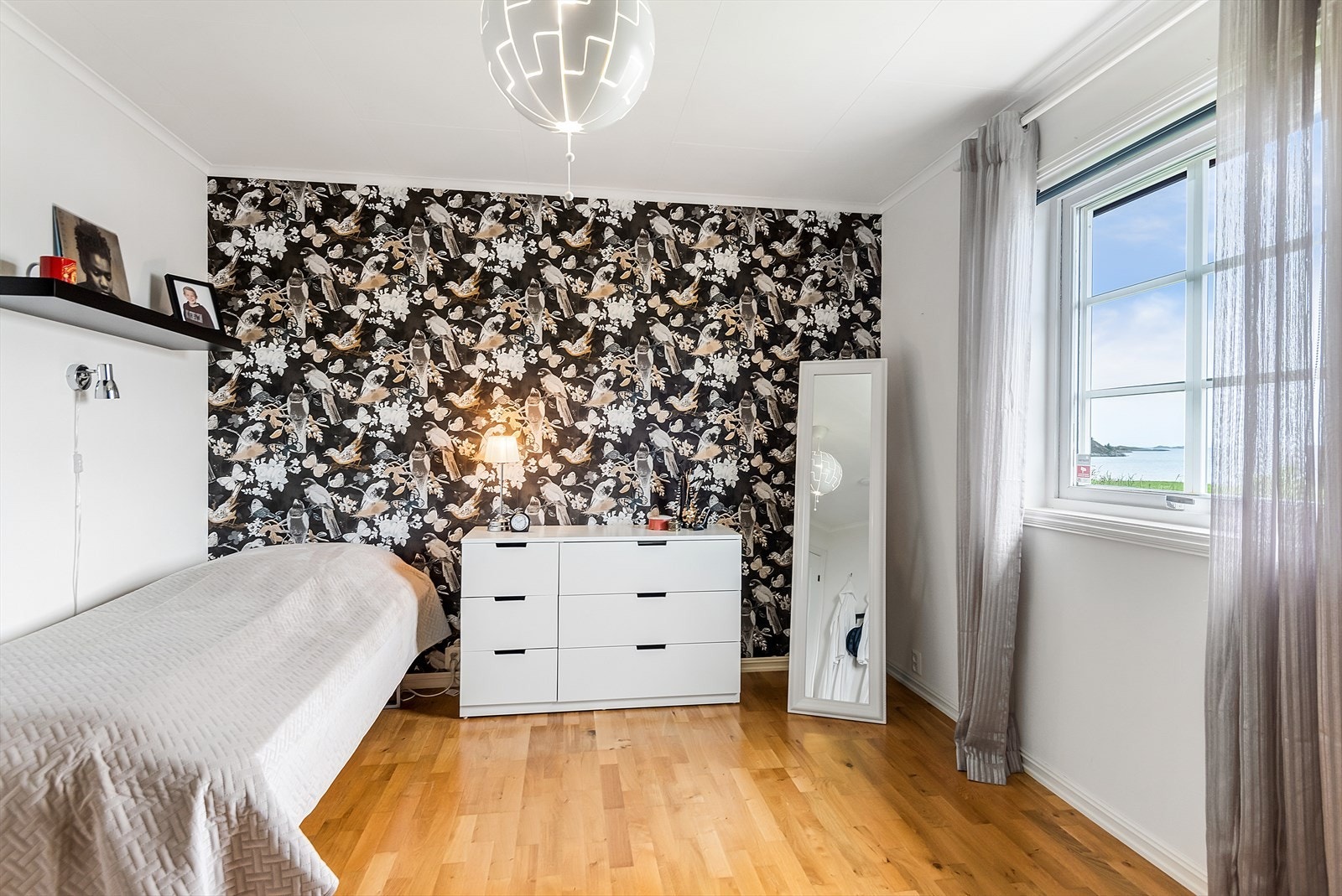 Boligen har totalt fire soverom i 1. etasje som alle ble pusset opp i 2007 Galleribilde