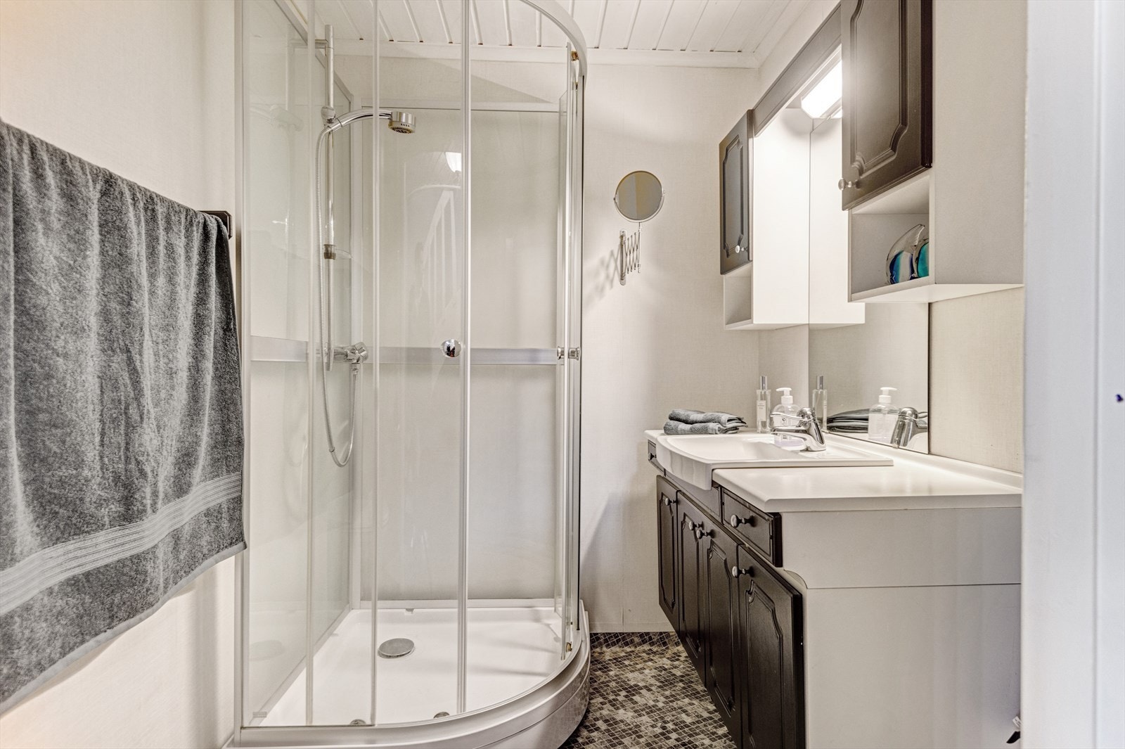 Romslig bad i kjelleren med dusjkabinett (ikke omsøkt/godkjent) Galleribilde