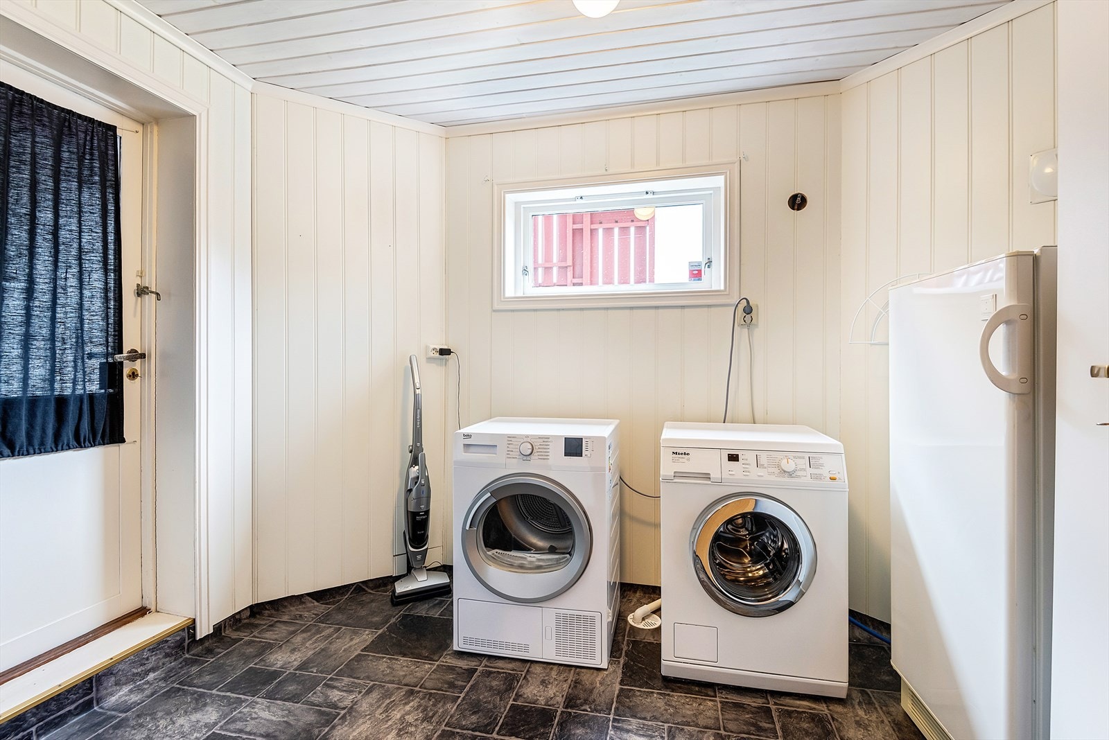 Praktisk vaskerom ble pusset opp i 2009 med nytt belegg på gulv, nye vegger (ikke omsøkt/godkjent) Galleribilde