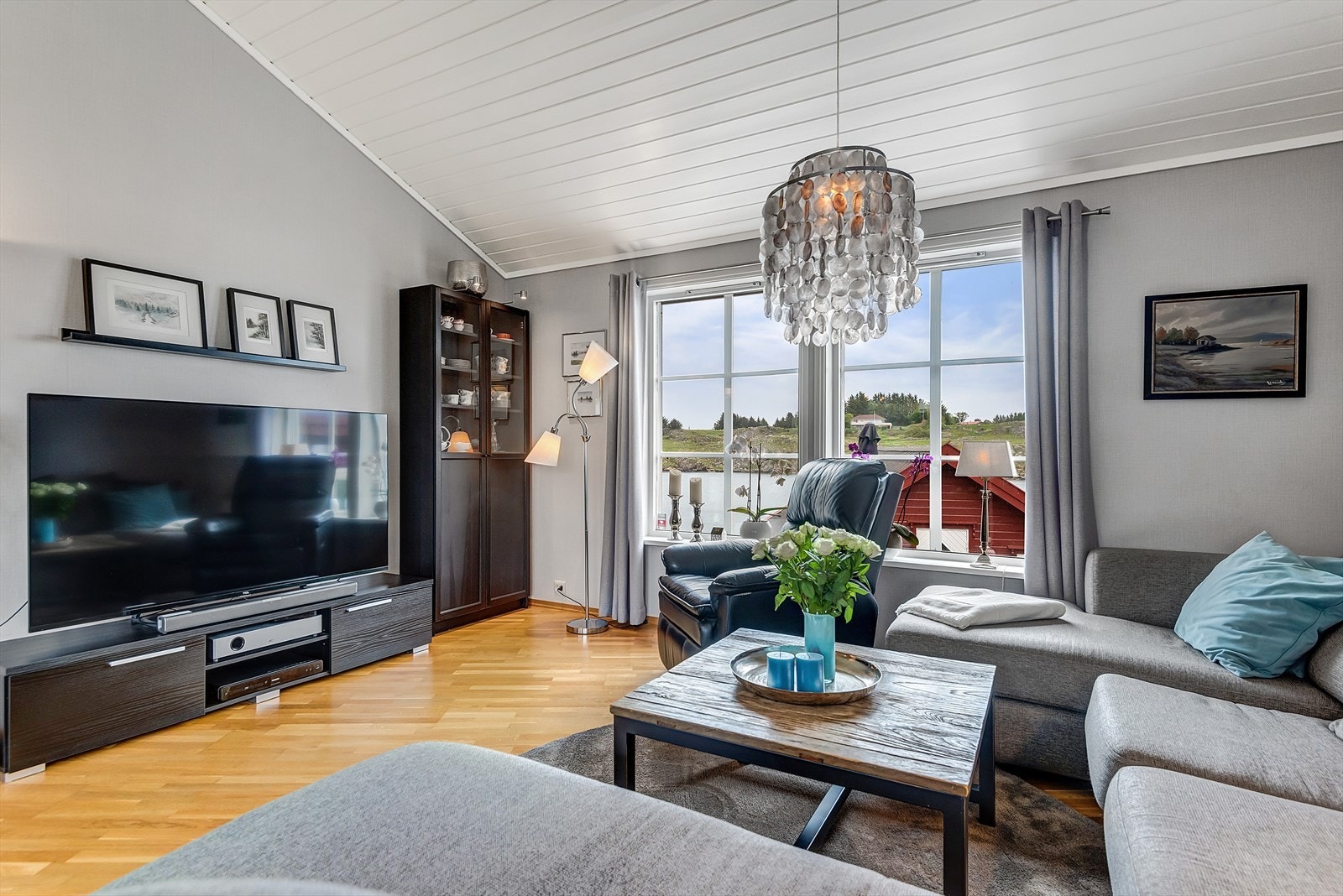 Veldig god takhøyde som gir en herlig romfølelse Galleribilde