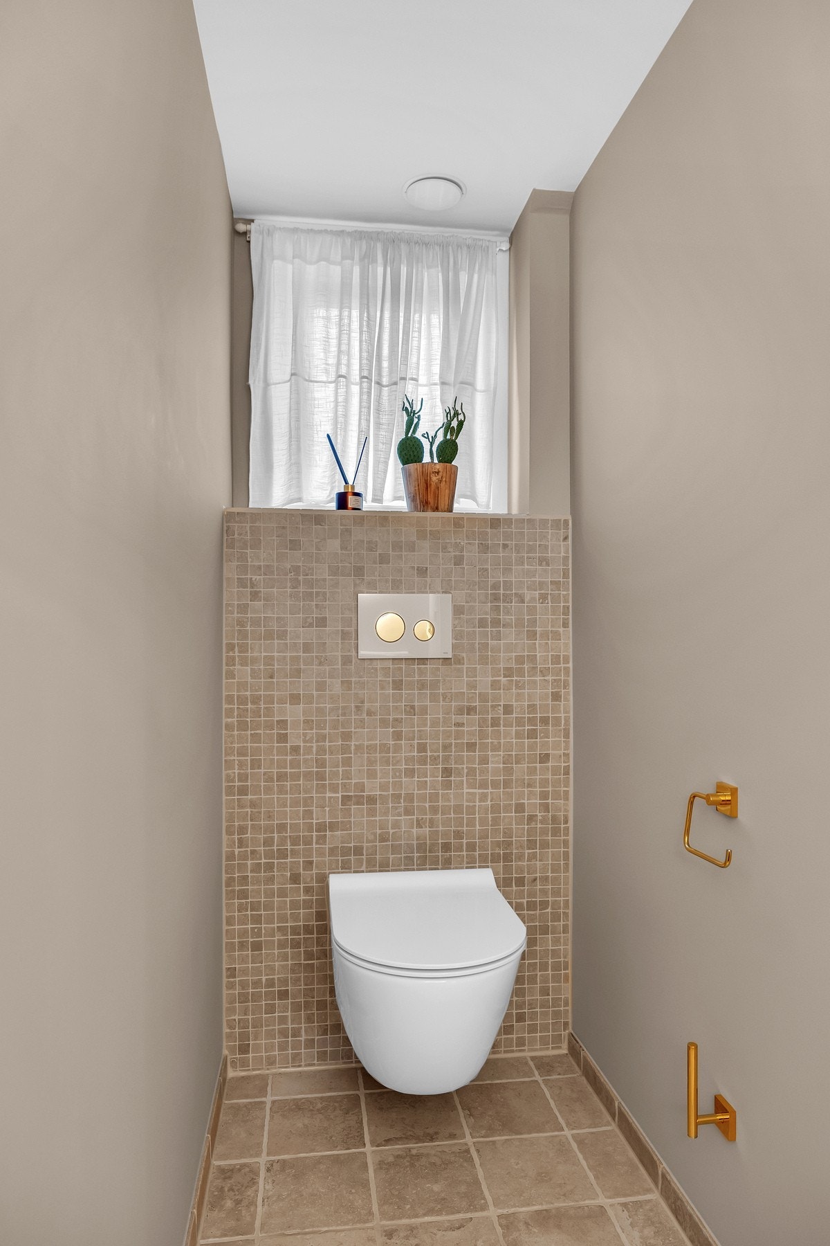 I tillegg til bad med wc i kjeller og 2. etasje er det et praktisk gjestetoalett i 1. etasje. Galleribilde