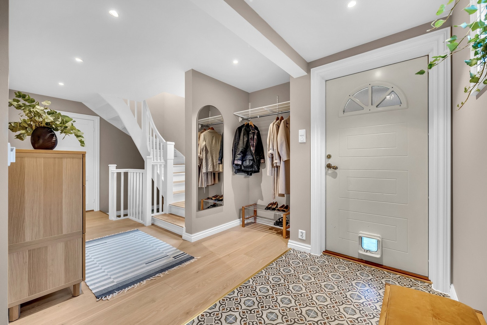 Velkommen hjem til en romslig og lun entré. Galleribilde