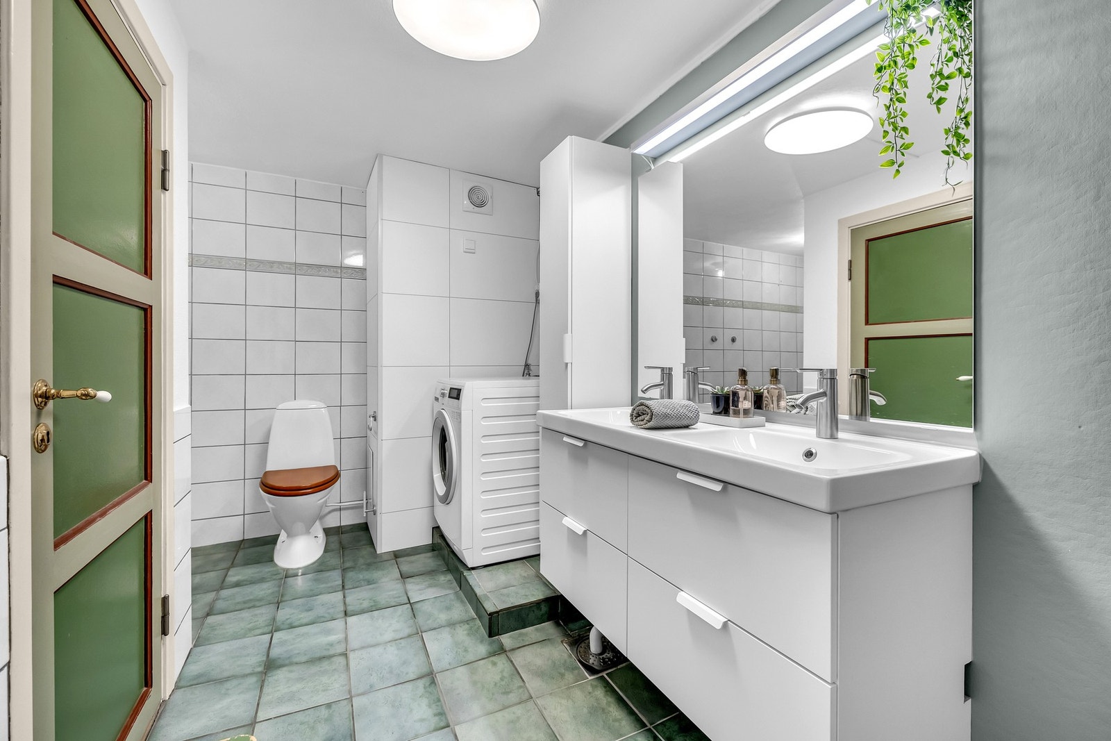 Romslig bad med dobbel servant. Galleribilde