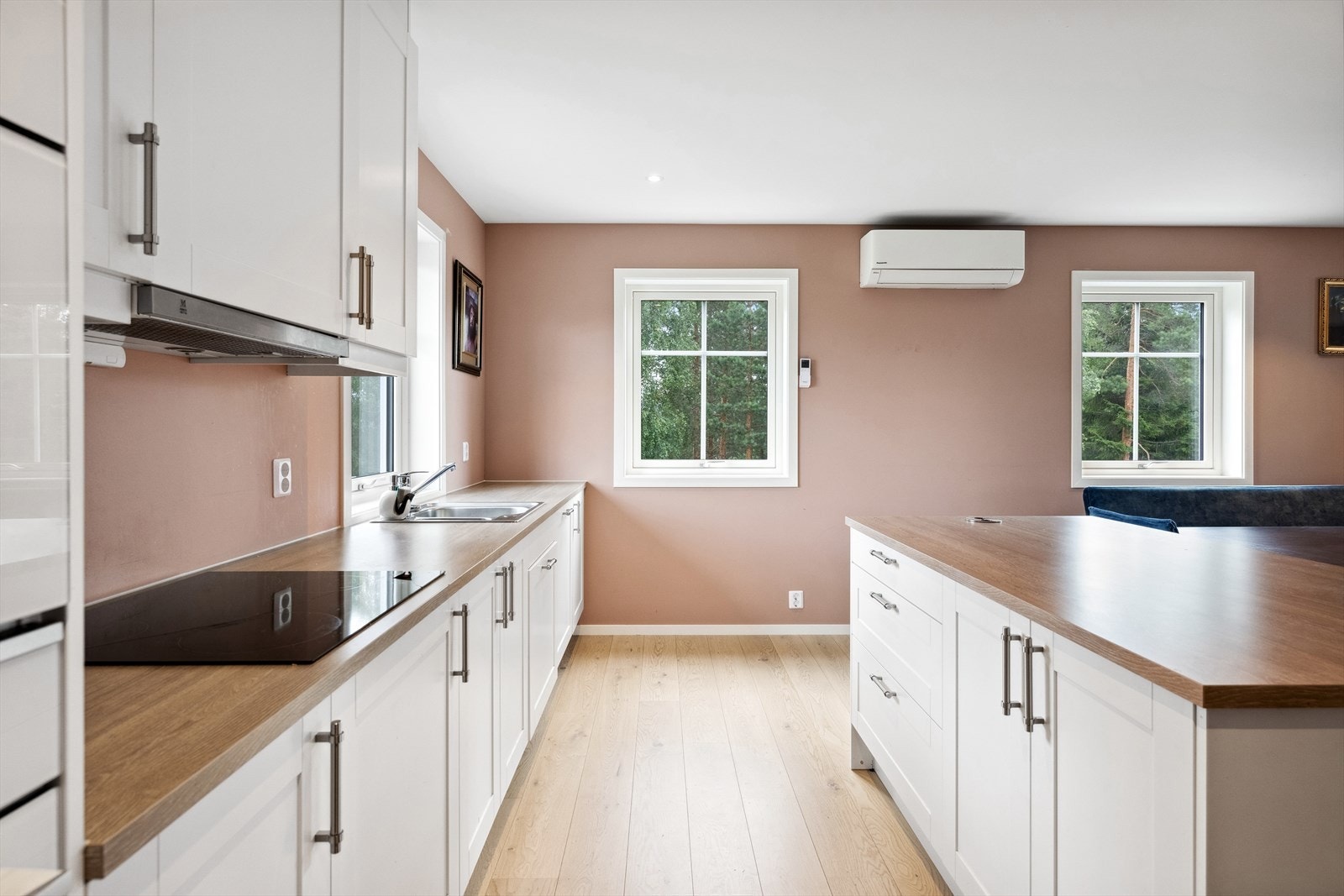 Innredningen er montert i enden av rommet og sammen med den frittstående kjøkkenøya med barløsning, gir det godt med skap- og benkeplass. Galleribilde